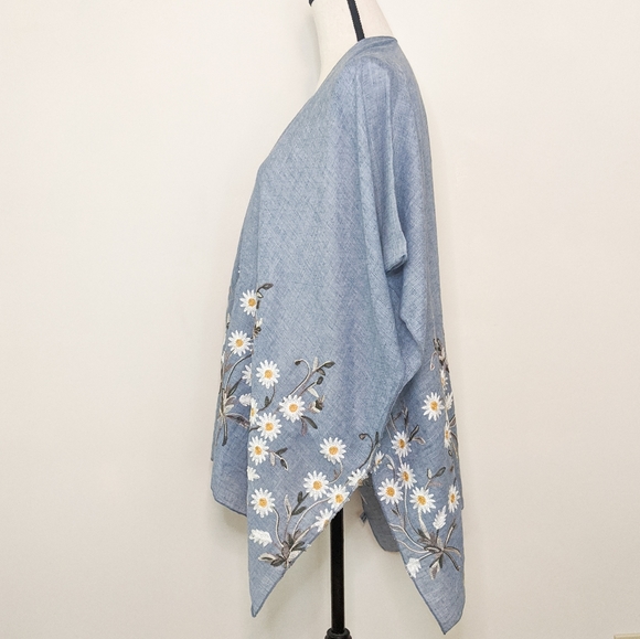 SOLD NWT Embroidered Daisy Kimono - Picture 2 of 5